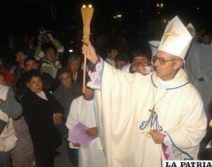 Monseñor Tito Solari compartió momentos de fe con el pueblo orureño