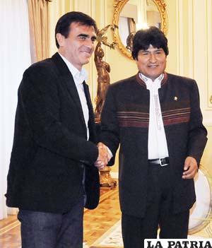 Gustavo Quinteros junto a Evo Morales