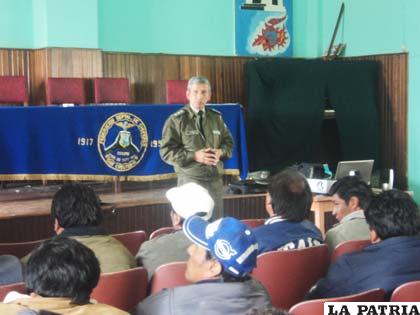El director de Tránsito, Cnl. Guido Espinoza, expuso el curso para los operadores del transporte