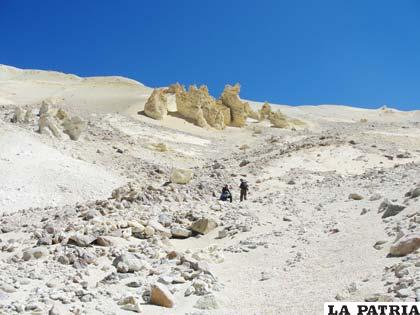 Yacimientos de azufre en el cerro Capuratas ubicado en la provincia Sajama de 