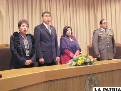 Autoridades departamentales y directivos de la Cámara de Comercio de Oruro
