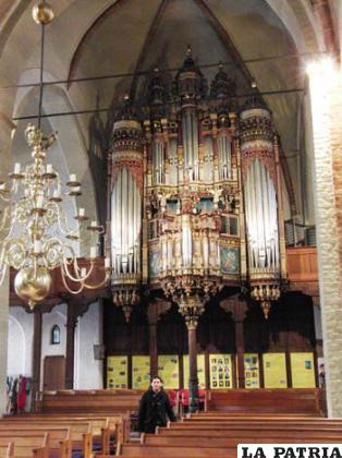Excepcional Órgano de Frauen Kirche, lugar de ensayos de la Universidad.