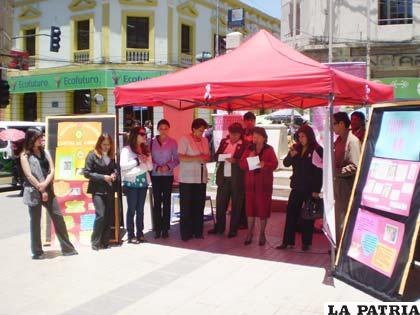 Directorio de la Fundación Orureña contra el Cáncer junto a la alcaldesa de Oruro, Rossío Pimentel
