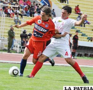 Roberto Galindo (Universitario), escapa a la marca de Doyle Vaca (Guabirá)