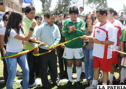 EL presidente Morales en el acto de entrega de la cancha con césped sintético