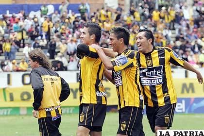 Rodrigo Ramallo junto a sus compañeros, festeja el único gol que anotó The Strongest