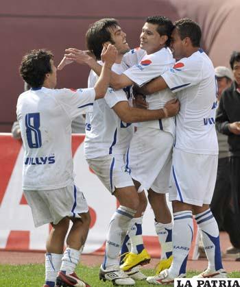 Andrada, Vieira, Botero y Juárez, festejan el segundo gol de San José