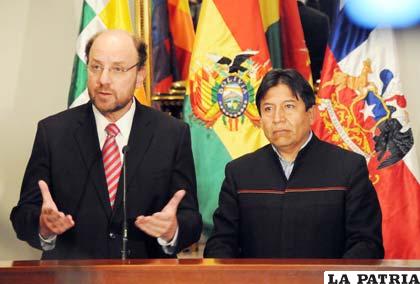 Ministros de Exteriores de Chile, Alfredo Moreno y de Bolivia, David Choquehuanca.