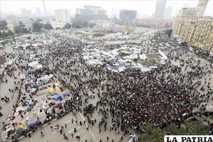 Manifestantes en la plaza Tahrir de El Cairo permanecen inamovibles tras catorce días de protestas