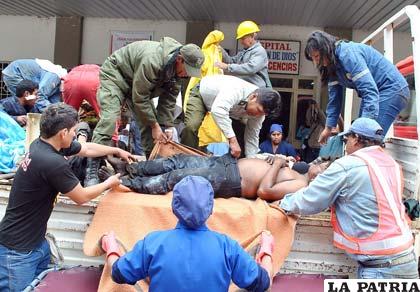 Otro de los pasajeros muertos, tras su llegada a Tarija