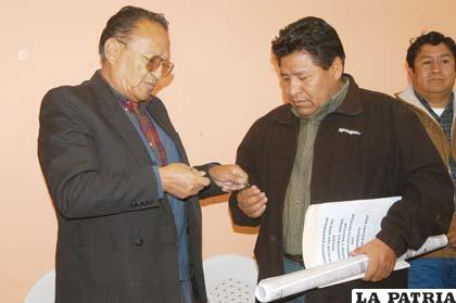 Florencio España entrega las llaves del inmueble a Walter Mamani