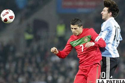 Ronaldo de Portugal disputa el balón ante Messi de Argentina