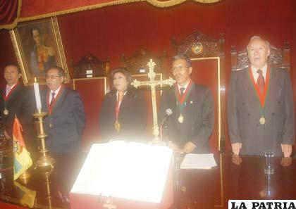 Autoridades entonando el Himno a Oruro en el homenaje que hizo la Corte del Distrito Judicial de Oruro