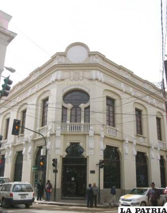 El imponente edificio del Banco Mercantil Santa Cruz, restaurado se luce como un orgullo del Oruro de Antaño (Presidente Montes y Adolfo Mier)