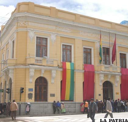 El edificio de la Alcaldía Municipal, patrimonial y testigo de la vida edil orureña (Bolívar esquina La Plata)