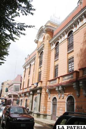 Este edificio fue de propiedad del barón del estaño Simón I Patiño, su actual poseedora es la Universidad Técnica de Oruro (Soria Galvarro y Adolfo Mier)