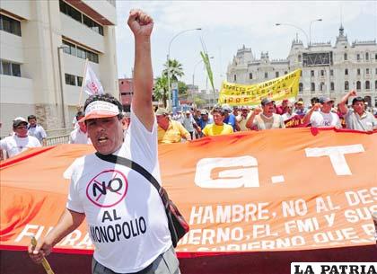 Marchan en Lima contra decretos de urgencia y en apoyo a azucareros