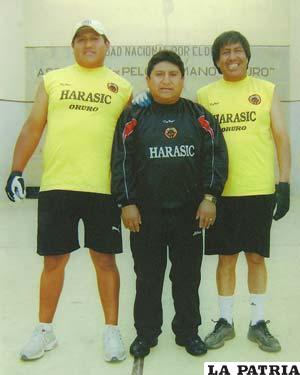 Armando Condarco, Juan Guzmán (dirigente) y José Luis Siles, integrantes de Harasic “A”