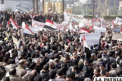 Egipcios jubilosos festejan la caída de Mubarak