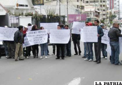 Trabajadores de las casas de juego protestando frente al Ministerio de Transparencia