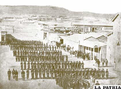 Batallón Nº 3 de Línea del Ejército de Chile, formados en columnas en la Plaza Colón de Antofagasta, Bolivia en 1879