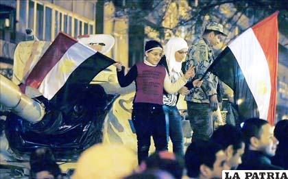 Egipcios celebran por las calles de El Cairo (Egipto), tras la renuncia del presidente egipcio, Hosni Mubarak