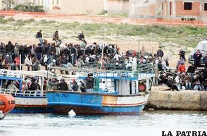 Una foto muestra a tunecinos que llegaron a la isla siciliana de Lampedusa, en Italia. 