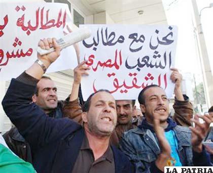 400 detenidos en marcha opositora en Argelia