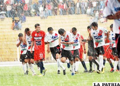 El partido se suspendió por algunos minutos por un fuerte granizo que cayó en Potosí