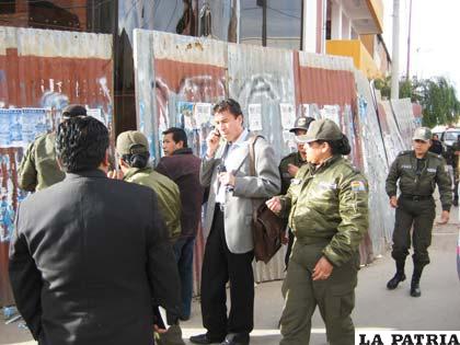 El decano de Derecho, Marco Jaimes antes de entrar a la Facultad