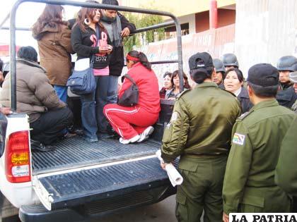 Egresados son detenidos por la Policía