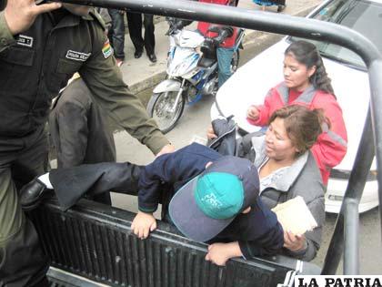 Un niño subiendo a un carro patrullero