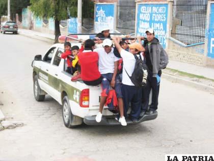 Pasajeros se agarraron como pudieron para llegar a su destino