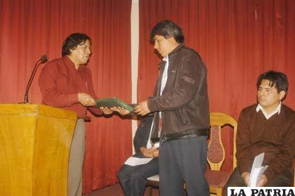 Max Morales de Fautapo entrega el software “made in Oruro” al secretario general Edgar Sánchez