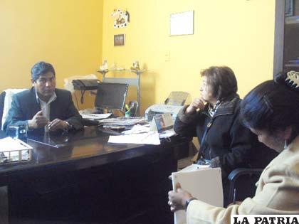 Visita de asambleístas departamentales y dirigentes vecinales al jefe médico del centro de salud Candelaria, Gonzalo Beltrán