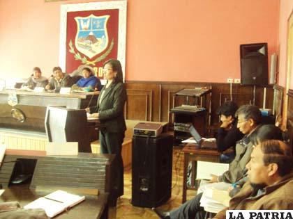 Foto de archivo en la que la actual directora del Sedcam, Susana Montes rinde informe al pleno de la Asamblea Departamental 