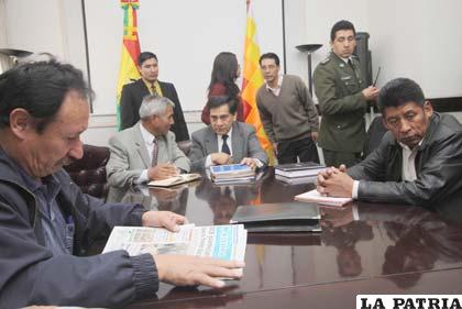 Fracasó reunión entre autoridades de Gobierno y dirigentes laborales, quienes reaccionaron molestos porque el Presidente Morales confesó que le daba risa la demanda de incremento salarial.