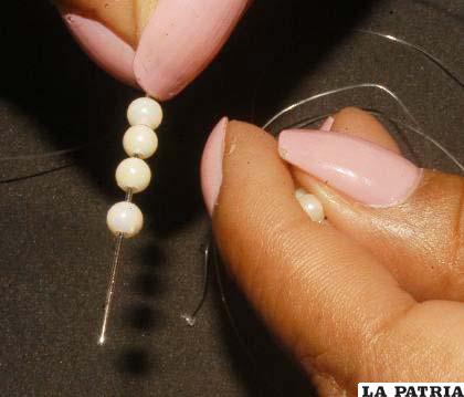 PASO 1
Insertar 4 perlas y formar una flor, cerrando en círculo y saliendo por una de las perlas.
