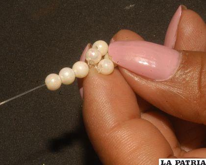PASO 2
Insertar 3 perlas y salir por la perla que está al extremo e insertar otras tres perlas.
