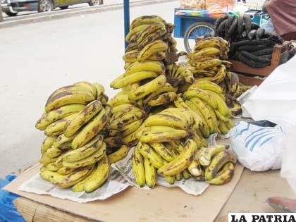 Parte de los plátanos que quedaron tras el saqueo en un puesto de la calle Brasil