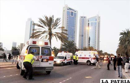 Las ambulancias se distribuyen en las proximidades de la Plaza Lulu, en Manama, Bahréin