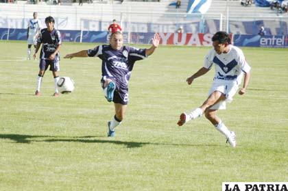 Alejandro Bejarano ensaya un remate al arco de Real Mamoré, venciendo la marca de Iván Zerda