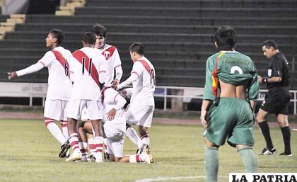 Jugadores de la selección de Perú, celebran el tercer gol