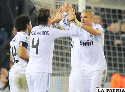 Jugadores de Real Madrid, celebran el triunfo ante Levante