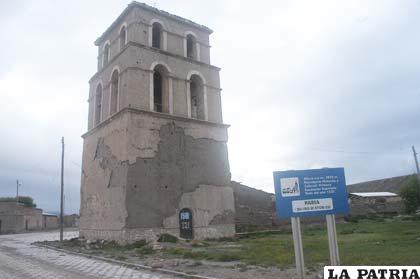 Histórica torre del templo de Paria, muestra serios deterioros
