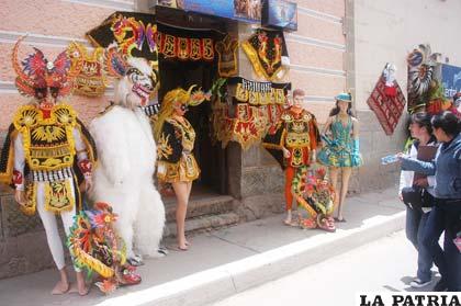 Exposición de los trajes de carnaval, demostración de habilidad de los bordadores