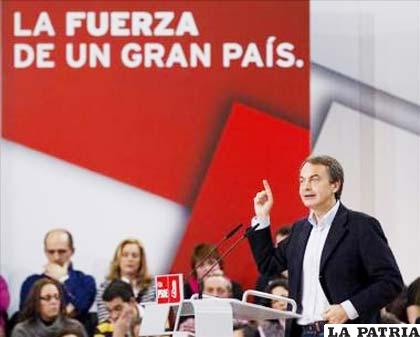 Presidente del Gobierno español, José Luis Rodríguez Zapatero, protagonizando el primer mitin de precampaña en Oviedo