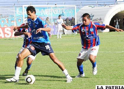 Hernán Boyero, intenta penetrar la defensa de La Paz FC
