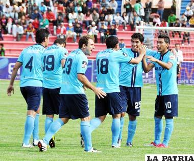 Jugadores de Bolívar, festejan el único gol del partido, obra de Damir Miranda