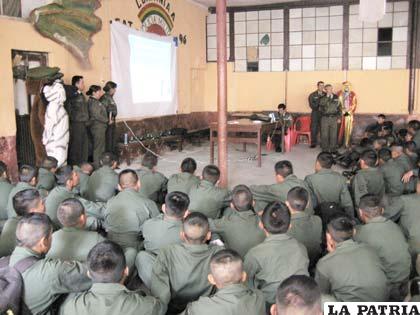 Premilitares son capacitados por el personal de Tránsito